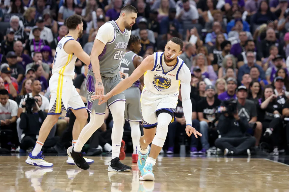 NBA PLAYOFFS: Warriors hold on to win Game 5 on the road, take 3-2 series lead over Kings